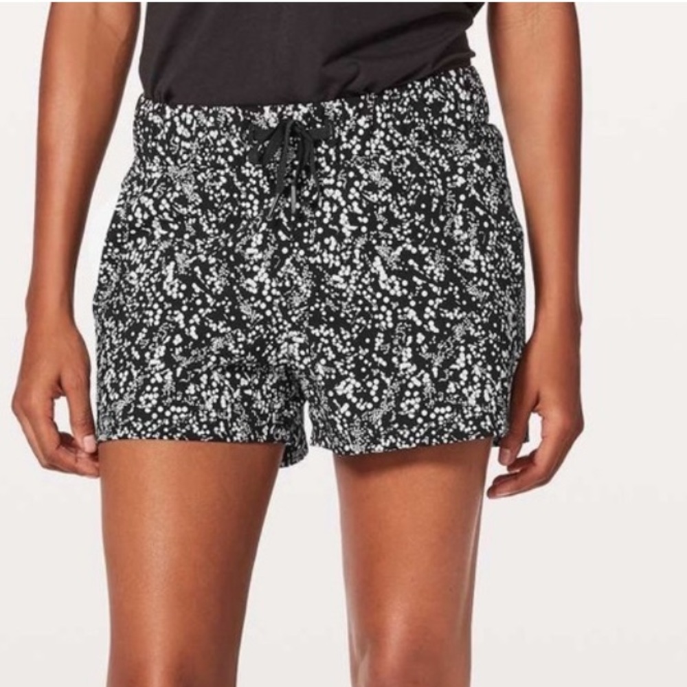 Lululemon On The Fly Short 2.5” Chirasu Black White Print Size‎ 4